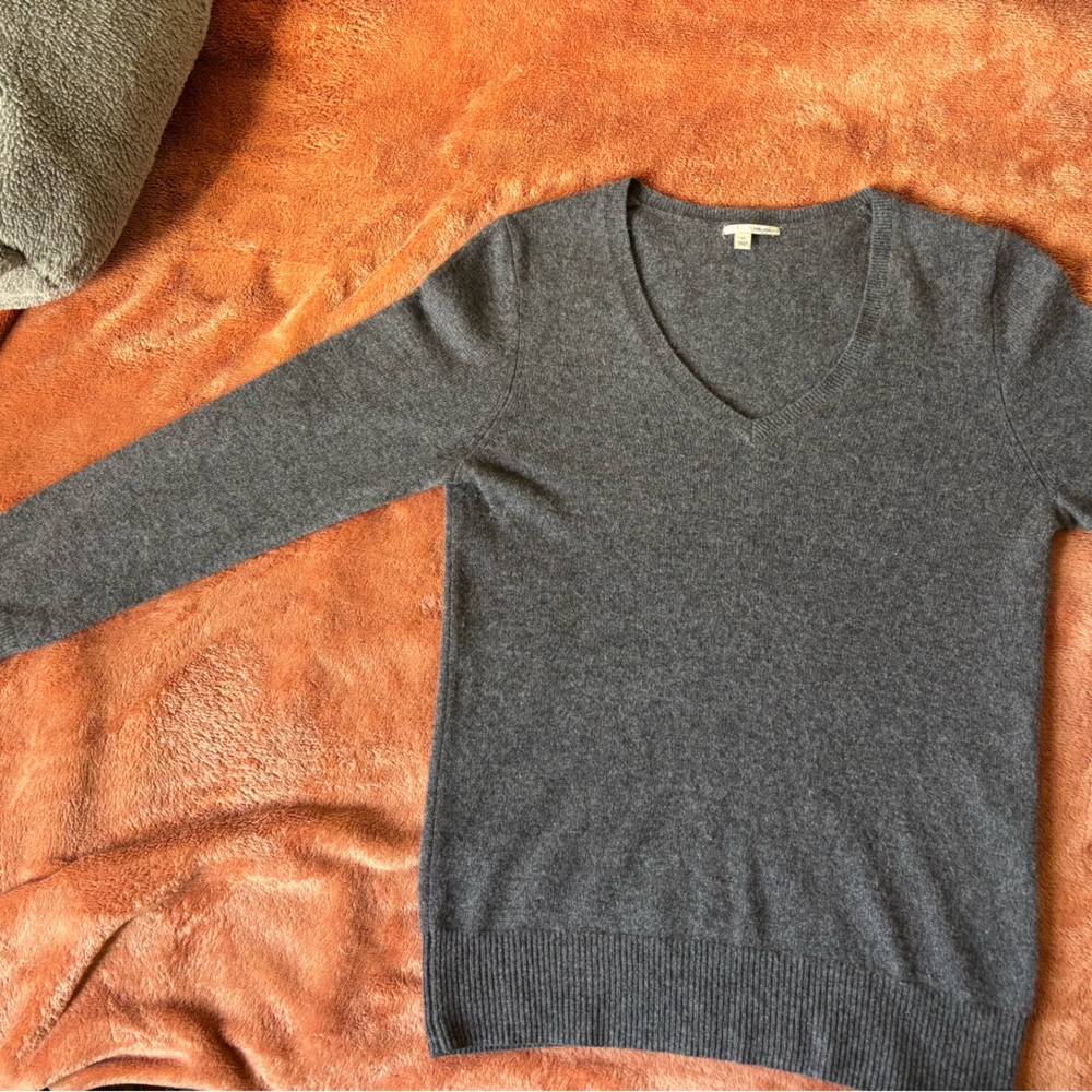 Halogen 100% Cashmere Gray V-Neck Sweater Soft Minimalist Classic Knit - Picture 5 of 8
